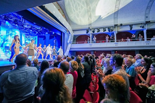 Das Publikum klatscht zu den Songs des Musicals Bikini-Skandal.  | Foto: Gloria-Theater