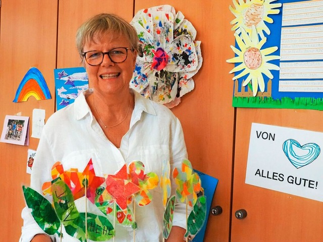 Birgit Hehl mit einigen Geschenken von...r Karl-Rolfus-Schule zu ihrem Abschied  | Foto: Boris Burkhardt