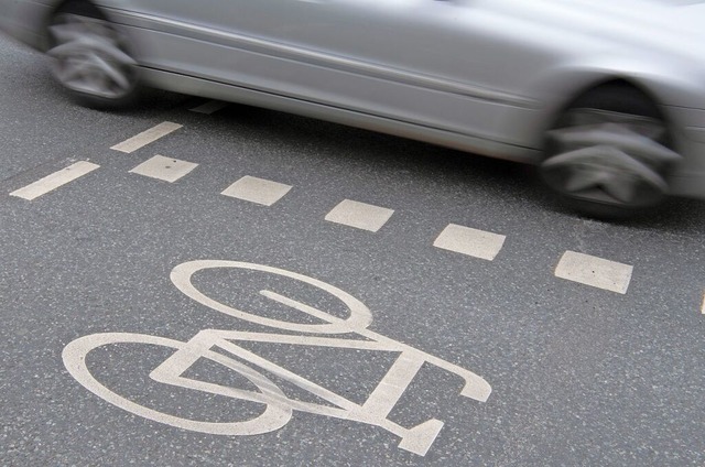 Der verunglckte Radfahrer war auf dem Radweg unterwegs (Symbolfoto).  | Foto: Boris Roessler (dpa)