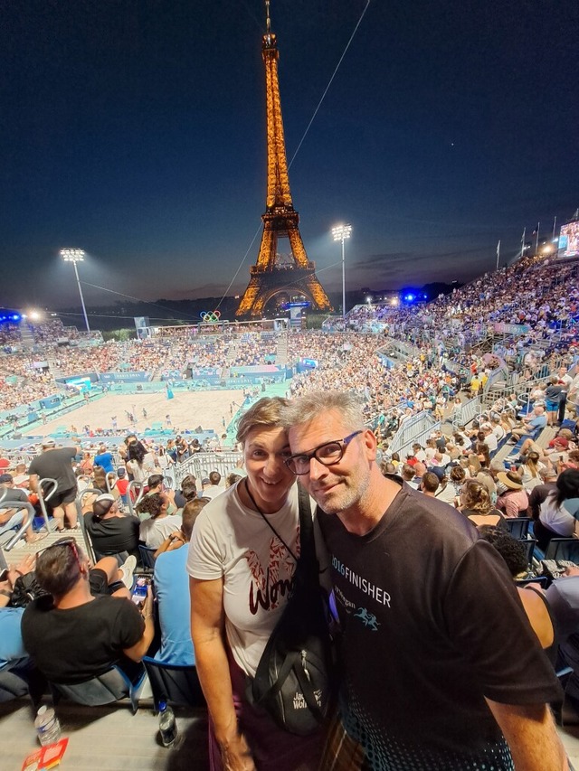 Jutta und Hardy Fischer erlebten die B...niere mit Aussicht auf den Eiffelturm.  | Foto: Ren Wehrle