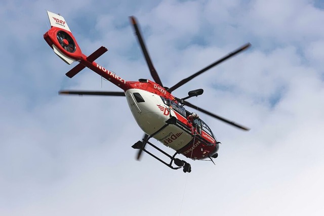 Ein Rettungshubschrauber im Einsatz.  | Foto: Bodo Schackow (dpa)