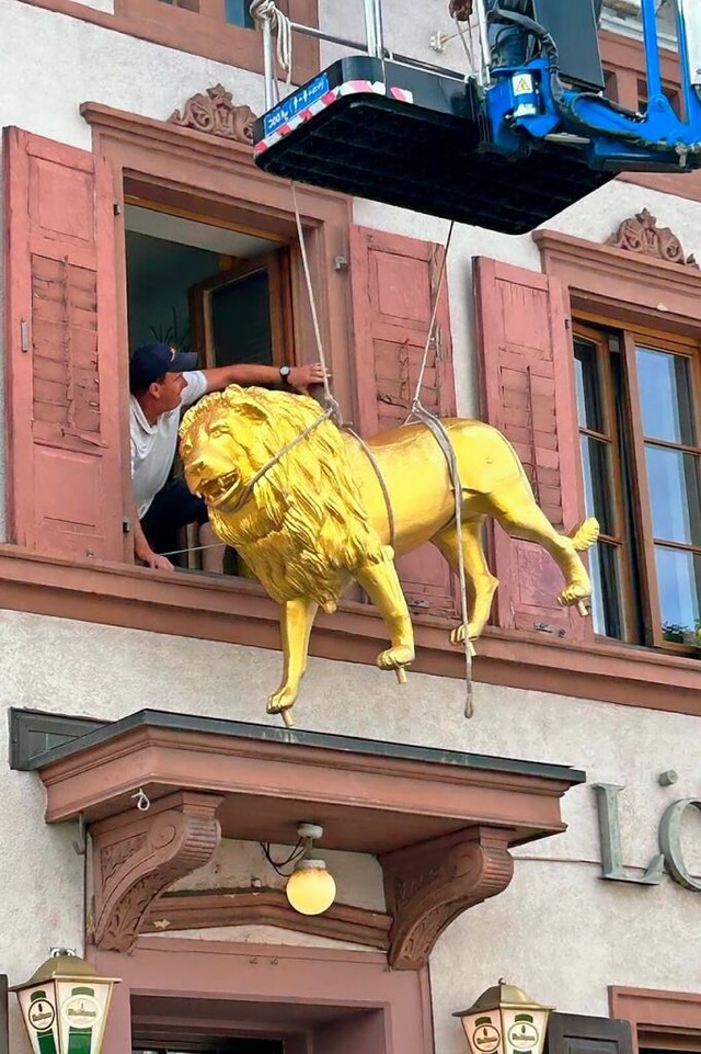 Lwe in der Luft: Nach seiner Restauri...e wieder an seinem angestammten Platz.  | Foto: Nicolai Kapitz