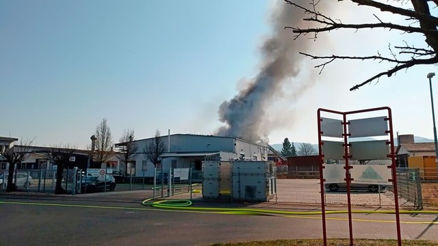 Die Rauchwolke beim Brand im Endinger ...Mrz 2022 schon von weither sichtbar.   | Foto: Ruth Seitz