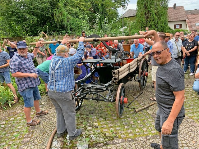 Die Feuerspritze musste damals wie heute mit Muskelkraft betrieben werden.  | Foto: Mario Schneberg