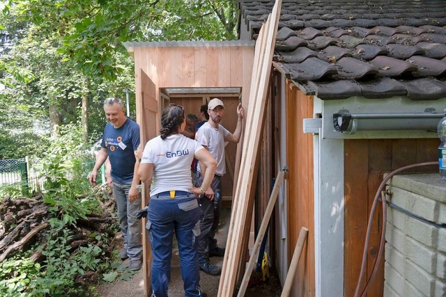 Die Helfer beim Bau des inklusiven Toilettenhuschens   | Foto: Volker Mnch