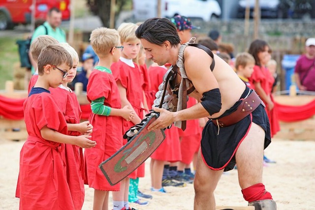 Wie ein Gladiator sein Schild hlt, k...adiatorenschule beim Rmerfest lernen.  | Foto: SUSANNE SCHENKER