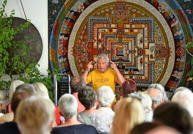 Wilfried Pfeffer mit Teilnehmern der Ferienaktion.  | Foto: Rita Eggstein