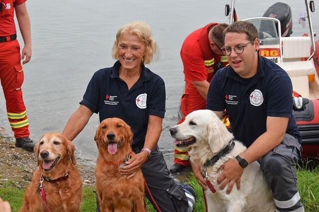 So hat die Rettungshundestaffel mit der DLRG am Schutterner Baggersee trainiert