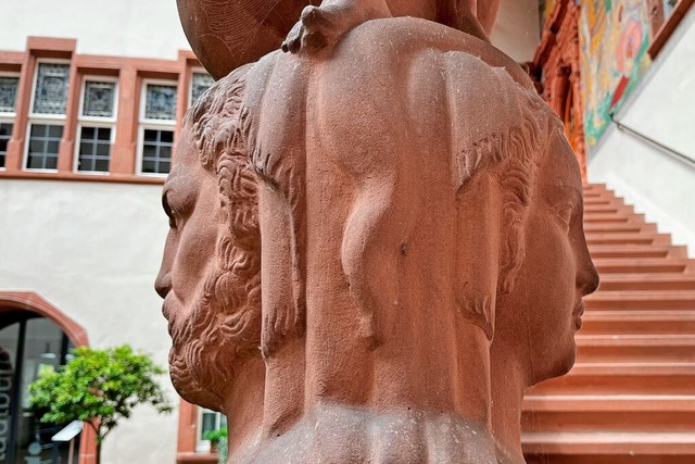 In der Schwesterstadt steht ein Janus-...iblichen Gesicht an der Rathaustreppe.  | Foto: Valentin Zumsteg