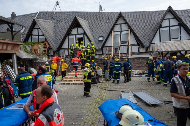 Im Moselort Krv im Landkreis Bernkast...z ist ein Hotel teilweise eingestrzt.  | Foto: Harald Tittel (dpa)