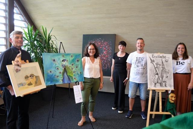 Knstler zeigen zum Gemeindejubilum in einer Ausstellung im Rathaus ihr Biederbach