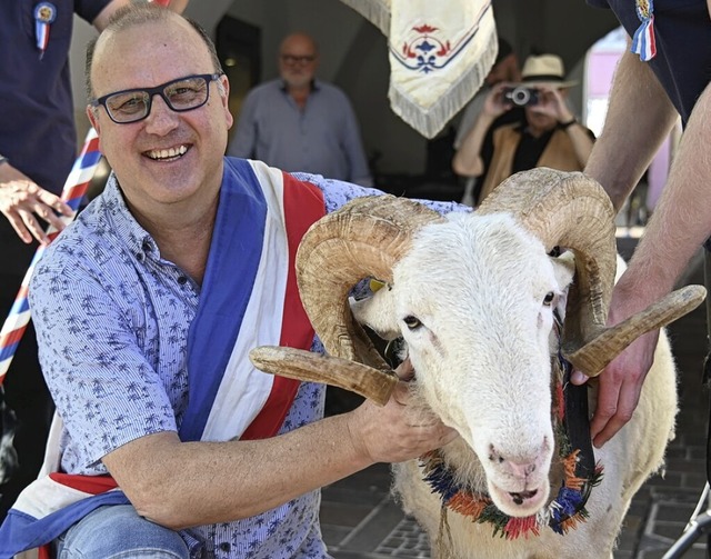 Bockgtti Markus Roth umarmt den  eben getauften Chilbibock.   | Foto: ASG