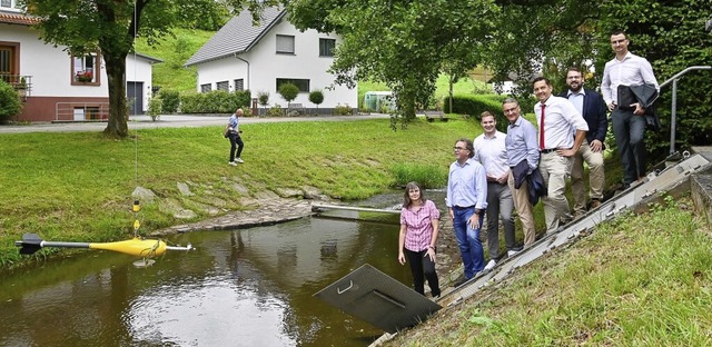 Carsten Gabbert (Zweiter von links) mi... im Rckhaltebecken Wittelbach regelt.  | Foto: Endrik Baublies