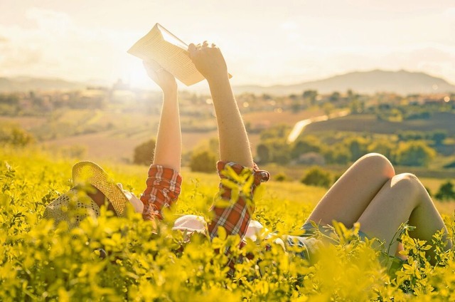 Ein gutes Buch kann wesentlich zur Ent...tragen &#8211; daheim oder auf Reisen.  | Foto: Kar Tr  (stock.adobe.com)