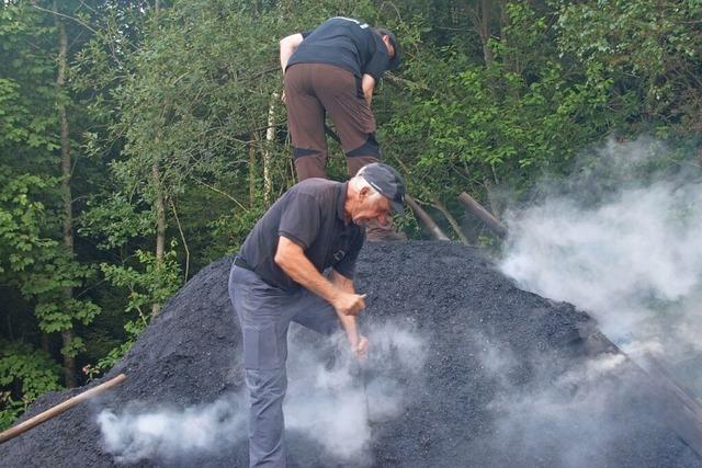 Auf dem Dachsberger Kohlenmeiler ist Karl Stoll seinem Element