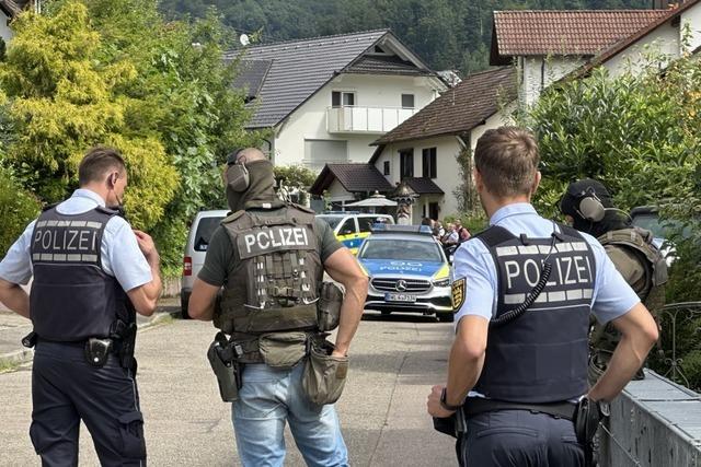 Mann in Zell am Harmersbach verschanzt sich mit Messern – Festnahme