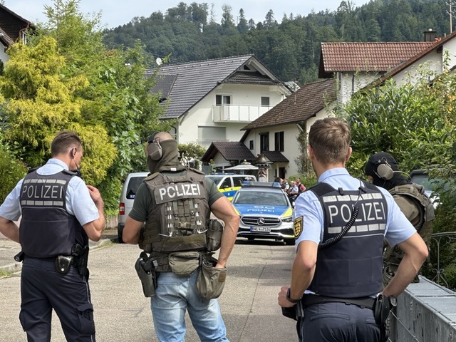 SEK-Einsatz im Tannenweg von Unterhamersbach  | Foto: Helmut Seller