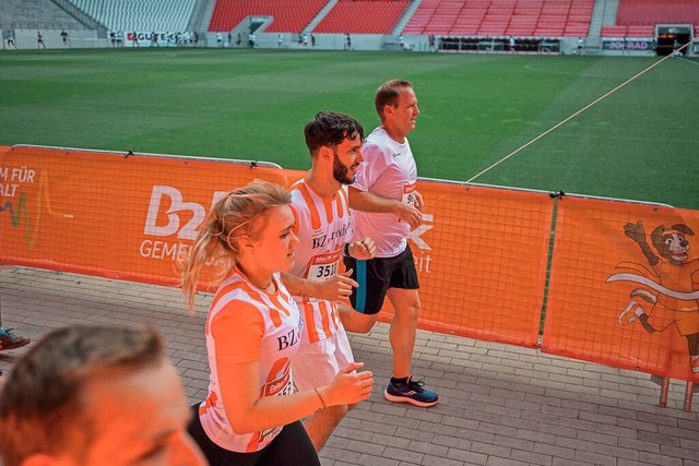 Endspurt! Azubis Timo und Elisa beim Zieleinlauf des B2Run.  | Foto: Johannes Meger Photography