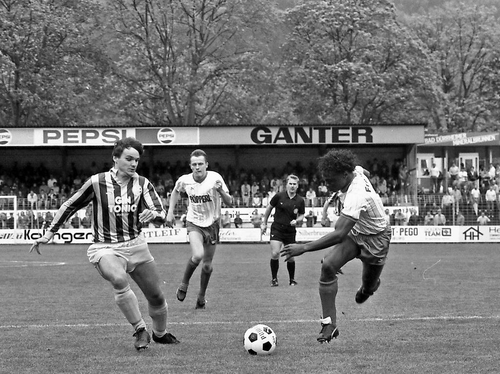 4.5.1988: Freiburg – Stuttgarter Kickers 3:2: Dieses Bild ist deshalb etwas Besonderes, weil darauf zwei SC-Ikonen zu sehen sind: Christian Streich und Souleymane San. Damals, in den 1980er Jahren, konnte man noch spontan zum Dreisamstadion kommen und an der Tageskasse eine Karte erwerben. Beim Sieg gegen die Kickers schoss San zwei Tore.