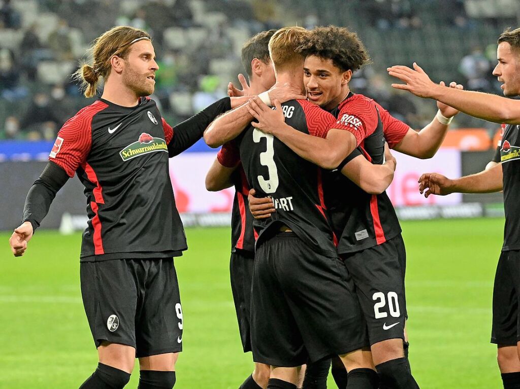 5.12.2021: Gladbach – SC Freiburg 0:6: Der bislang hchste Sieg des SC Freiburg ging auswrts ber die Bhne: Im Borussia-Park in Mnchengladbach. Auch Kevin Schade, hier bejubelt von seinen Mitspielern, traf fr die Breisgauer. Schade wechselte spter in die Premier League zum FC Brentford – fr 25 Millionen Euro, bis heute der SC-Rekordtransfer.