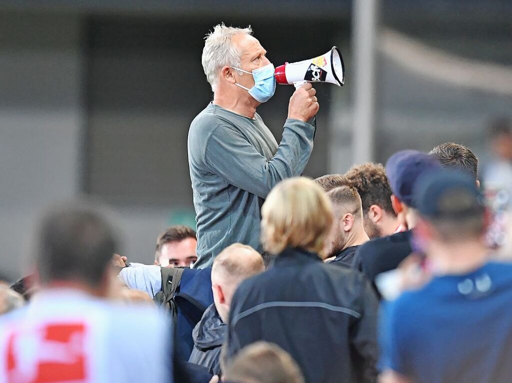 26.9.2021: Freiburg – Augsburg 3:0: Das letzte Spiel im Dreisamstadion: Lucas Hler trifft hier zum 2:0, nach Abpfiff gibt es emotionale Momente. Die Fans singen „You’ll never walk alone“, Christian Streich zieht symbolisch den Hut vor der Nordtribne und spricht mit dem Megafon zu den Fans. Ein wrdiger Abschied der SC-Profis von ihrer langjhrigen Spielsttte.