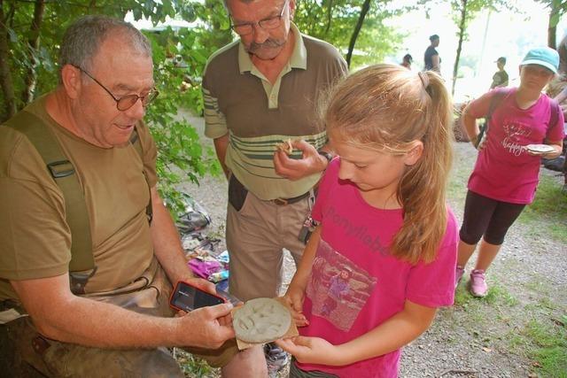 Rheinfelder Kinder erkunden, was der Jger im Wald so macht