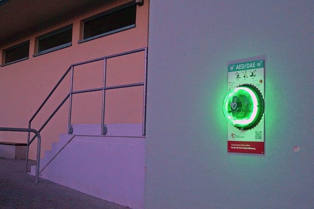 An der  Schliengener Schule leuchtet der neue Defibrillator grn in der Nacht.  | Foto: Silke Hartenstein