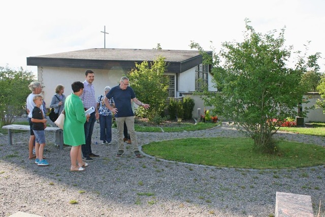 Alexander Pfliegensdrfer (kariertes H...besserungsvorschlge fr den Friedhof.  | Foto: Ingrid Mann