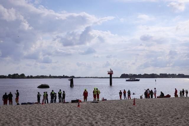 Mdchen geht  vor den Augen der Eltern in der Elbe unter