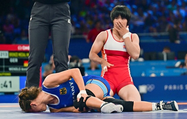 Annika Wendle liegt verletzt auf der M...im Kampf um Bronze ist auch geschockt.  | Foto: Sina Schuldt (dpa)