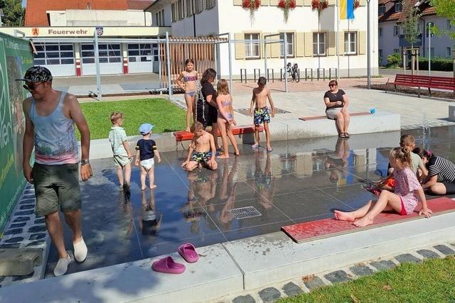 In Rheinfelden-Herten bieten die Wasserfontnen auf dem Rathausplatz eine beliebte Abkhlung