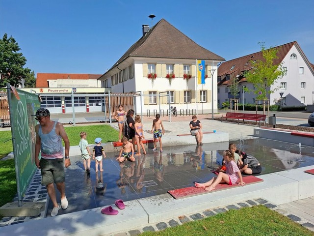 Szenen vom sanierten Rathausplatz in H...n inmitten der Wasserfontnen tummeln.  | Foto: Heinz und Monika Vollmar