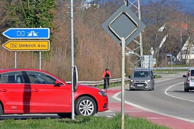 Drei Unbekannte bedrohen Mann im Rollstuhl in Freiburg-Lehen und rauben ihn aus