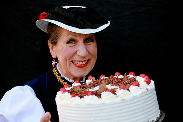 Elisabeth Mayer-Bizenberger  mit ihrer Schwarzwlder Kirschtorte  | Foto: privat