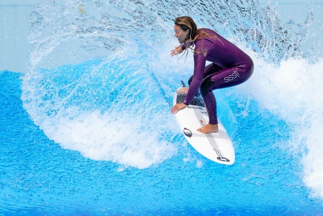 Olympiasurferin Camilla Kemp hat die W...tet. Nun ffnet der Surfpark fr alle.  | Foto: Sven Hoppe (dpa)