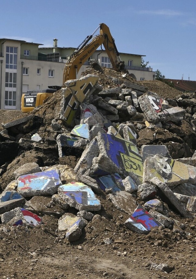 Auch die letzten Stcke der bunt bemal... in Krze zermahlen und aufgearbeitet.  | Foto: Ulrich Senf