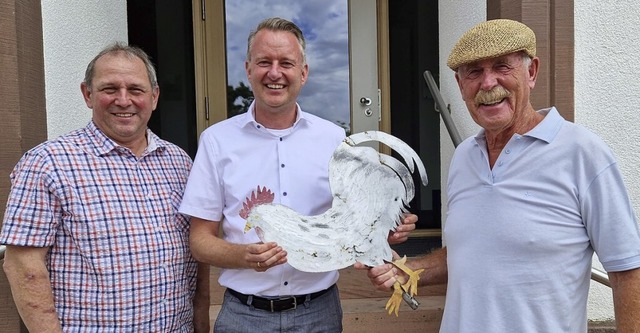 Volker Kern (links), Brgermeister Pas...rs prsentieren den historischen Hahn.  | Foto: Gemeinde Ringsheim