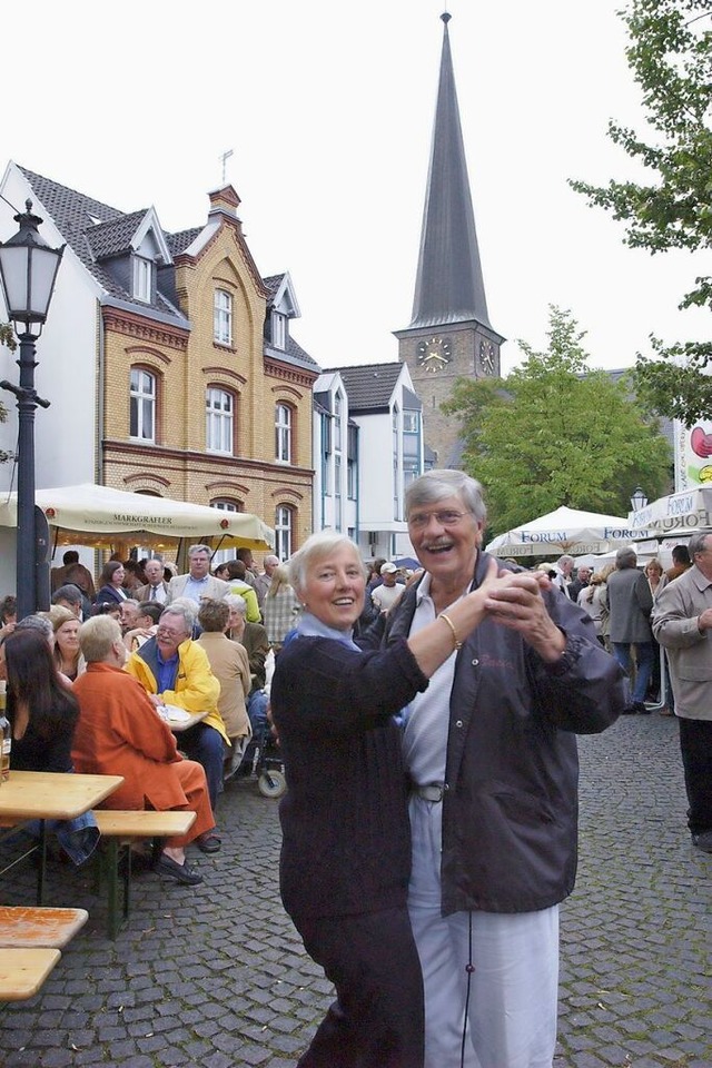 So feierten die Menschen in Mlheim an...Das Foto entstand vor genau 20 Jahren.  | Foto: Volker Mnch