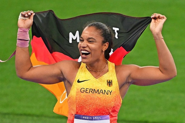 Gewinnerin Yemisi Ogunleye aus Deutschland bejubelt ihren Olympiasieg.  | Foto: Sven Hoppe (dpa)