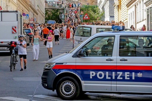 Ein Polizeiauto und Taylor-Swift-Fans ...he Aufnahmen aus dem Wien dieser Tage.  | Foto: Heinz-Peter Bader (dpa)