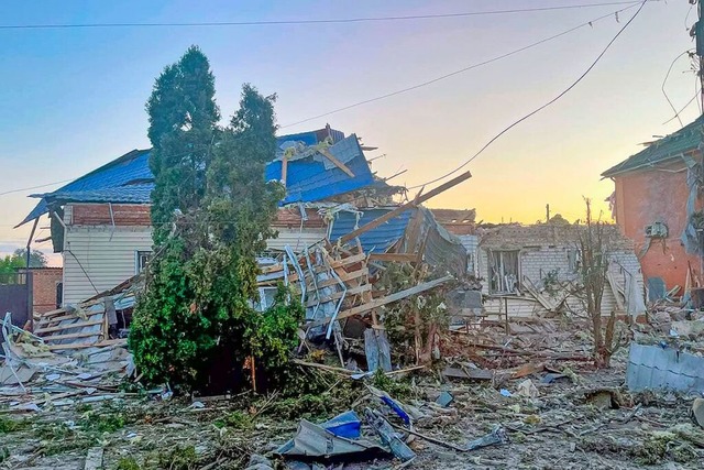 Dieses vom Gouverneur der russischen R...t ein beschdigtes Haus nach Beschuss.  | Foto: Uncredited (dpa)