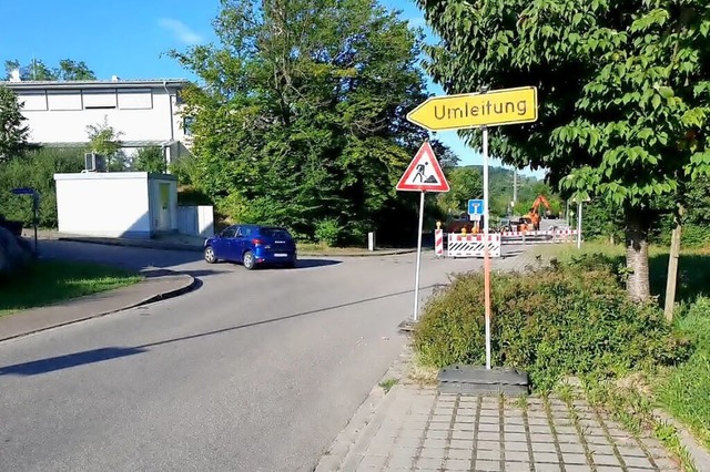 Umleitungs- und Baustellenschilder stehen auf der neuen Strecke einige.  | Foto: Hannes Selz