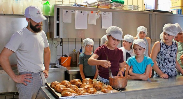 Unter den Augen des Bckers Raphael Al... Nusscroissants mit weiem Zuckerguss.  | Foto: Marianne Bader