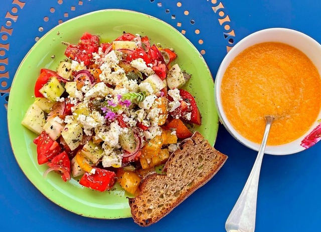 Farbenfroh und aromatisch: Choriatiki und Melonen-Paprika-Suppe  | Foto: Hans-Albert Stechl