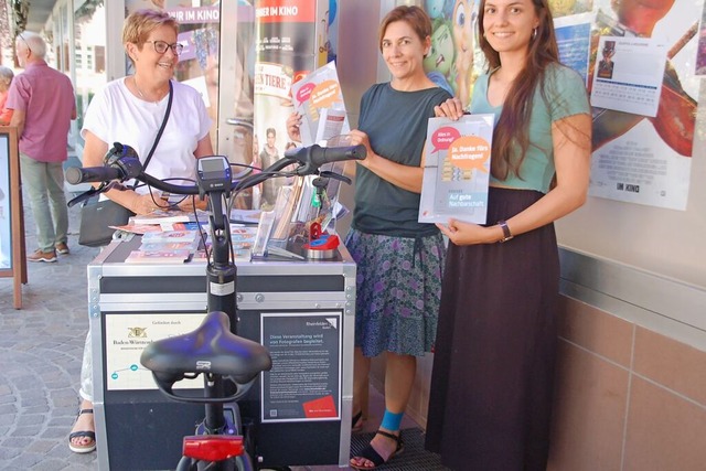 Emma Kpfer (von rechts) und Stefanie Franosz im Gesprch mit Inge Luska  | Foto: Petra Wunderle