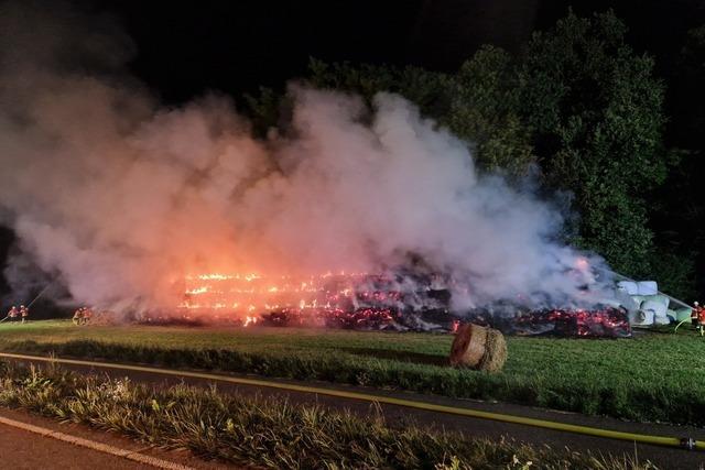 ber 200 Strohballen brennen bei Efringen-Kirchen und 30 bei Lrrach-Hauingen