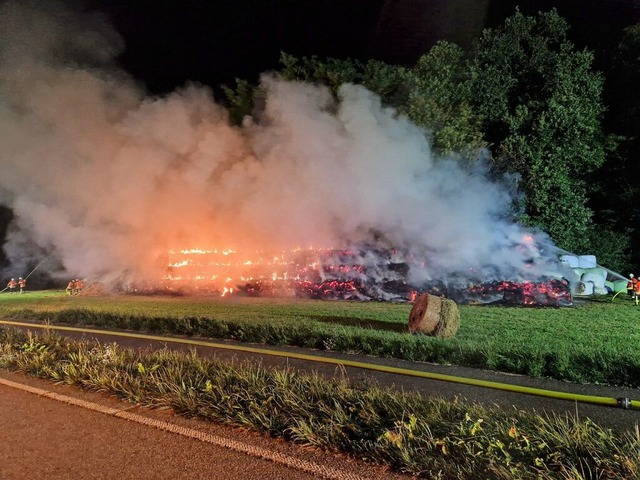 Lichterloh brannte der groe Stapel an...ae L137 auf der Hhe des Seebodenhofs  | Foto: Feuerwehr Efringen-Kirchen