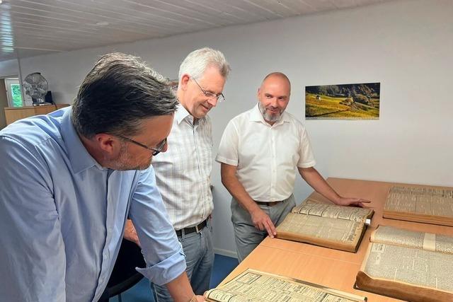 Wertvoller Sammlungsbeitrag: Badische Zeitung bergibt historische Zeitungen ans Stadtarchiv Mllheim