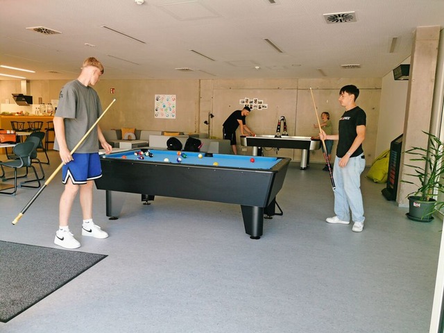 Im Juz warten ein Billardtisch und ein Air-Hockey-Tisch auf die Jugendlichen.  | Foto: Berfin Karagzl