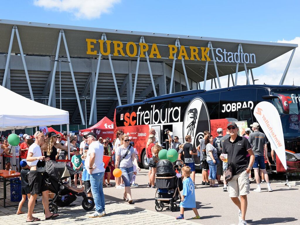 Ein Fanfest zur Saisonerffnung mit buntem Programm.Der Mannschaftsbus ist eine der Hauptattraktionen.